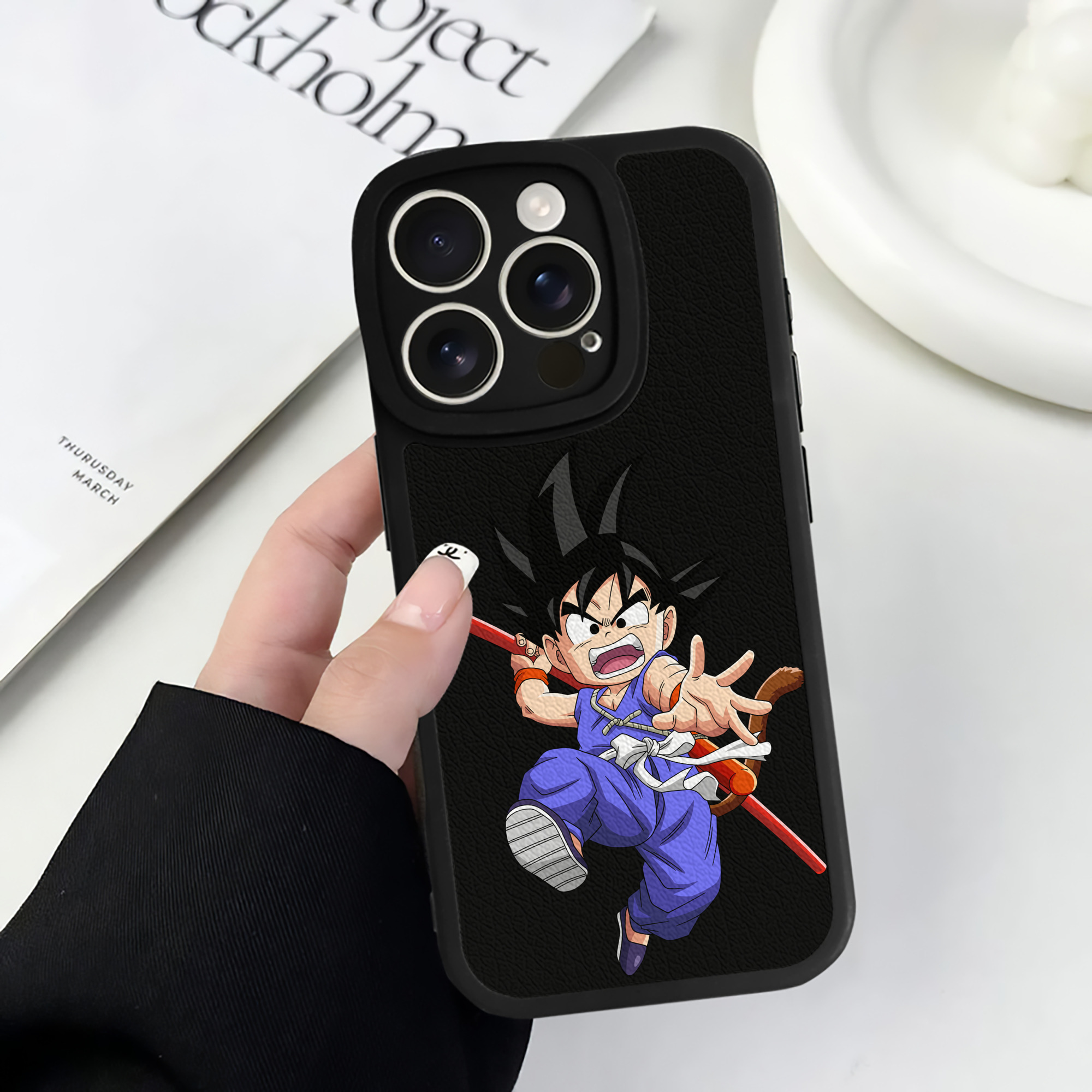 （画像用） ドラゴンボール 孫悟空（そん ごくう）Son Goku カカロット DRAGON BALL Kakarotto 【iPhone 16シリーズ対応】シリコンスマホケース（レザー調） 材質：シリコン